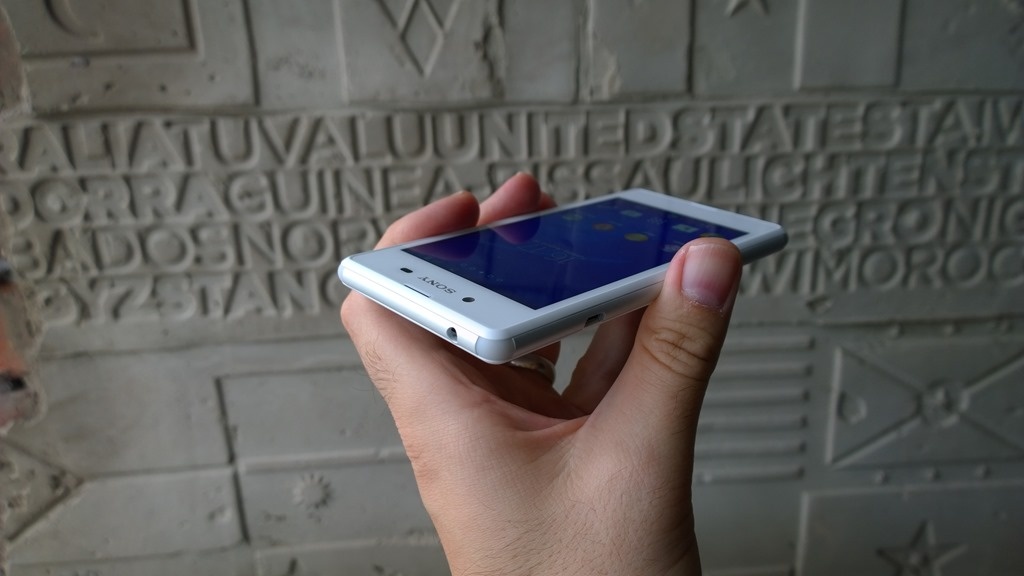 Xperia E3 sở hữu thiết kế bóng bẩy và bắt mắt.