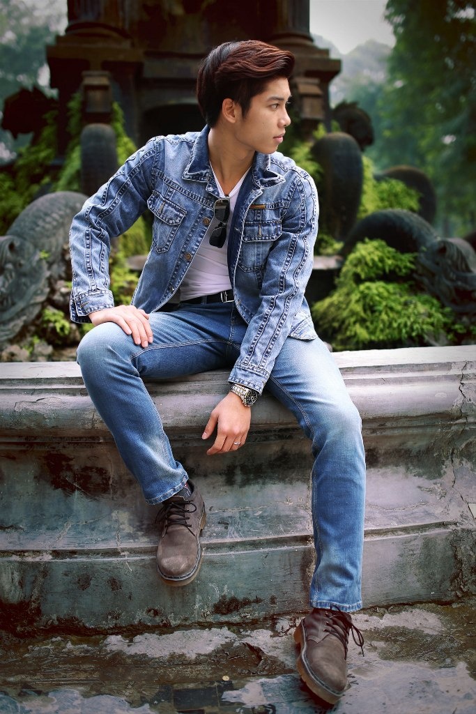 Quần jeans hoặc kaki là những lựa chọn kết hợp thông minh và sành điệu.