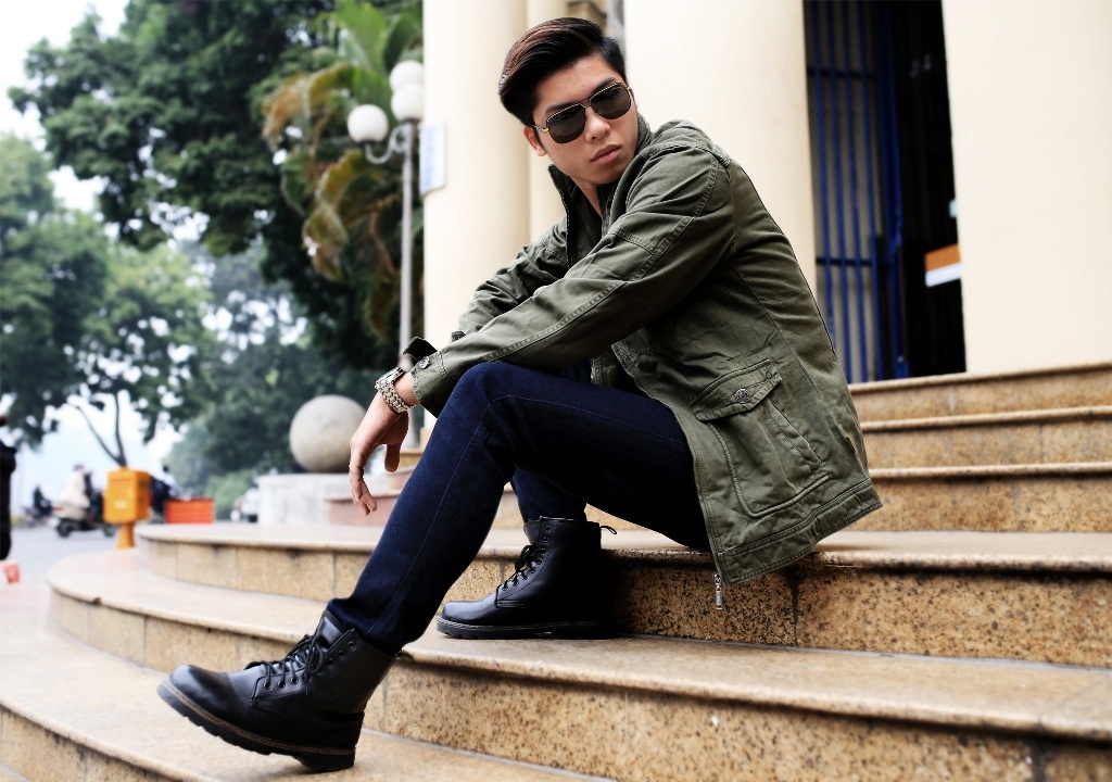 Kết hợp đơn giản với áo pull trắng, jeans tối màu, giày thể thao hoặc combat boot.