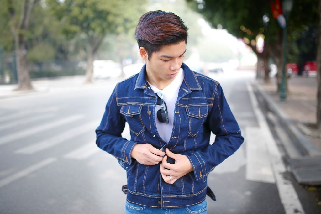 Áo khoác jeans khoẻ khoắn vừa cổ điển, vừa hiện đại.