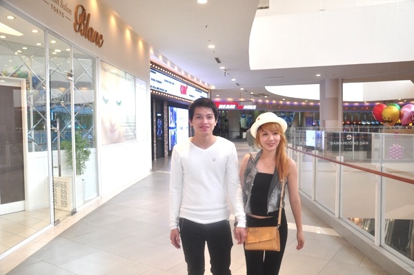 Trong không khí nô nức của Tuần Valentine, các cặp đôi đã tận hưởng những giây phút bên nhau tại trung tâm mua sắm nhộn nhịp.