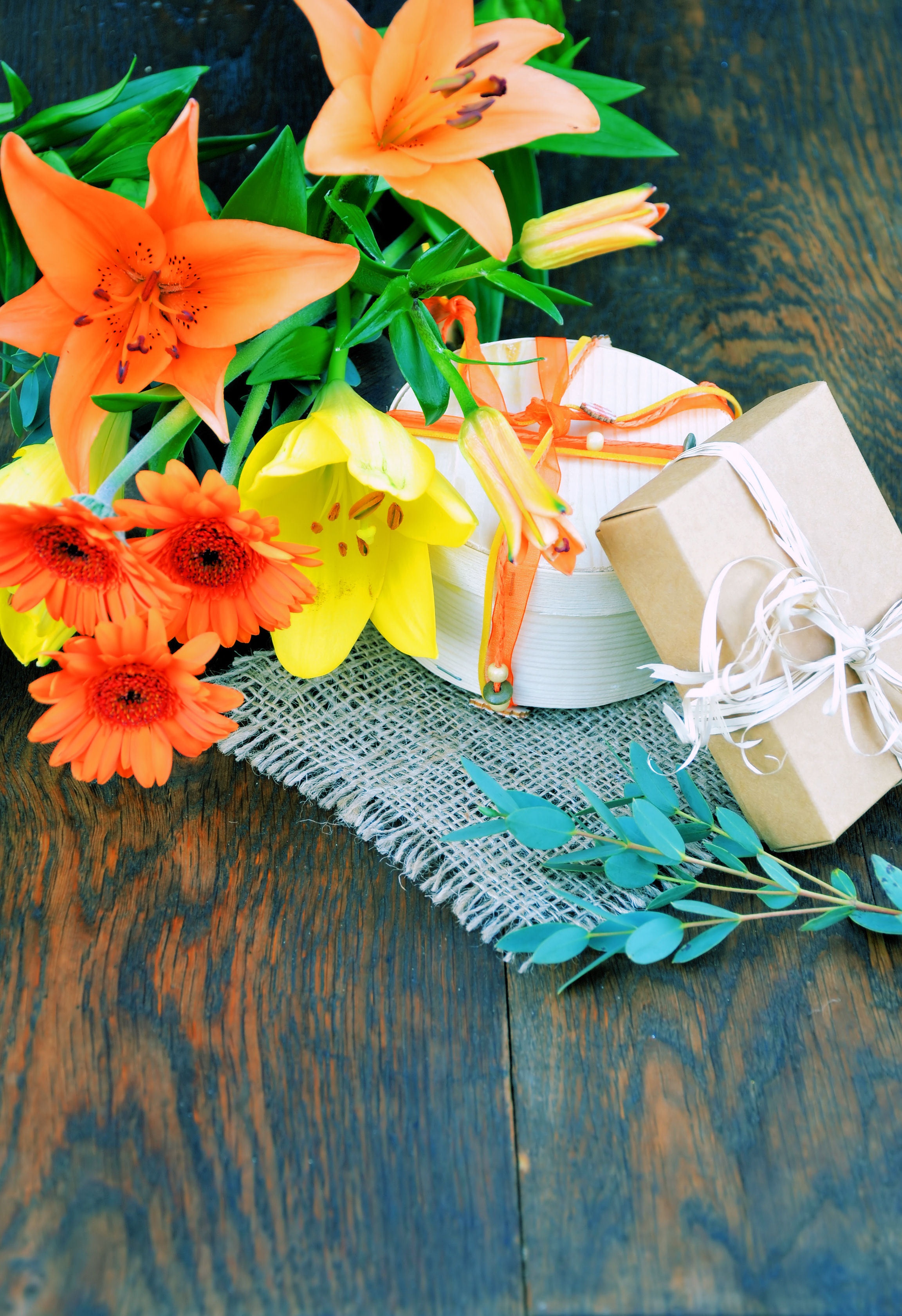 Bạn có thể tự tay gói một bó hoa thật đẹp với đầy đủ sắc màu màu để tặng người thân.