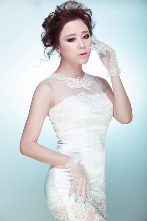 Phong cách trang điểm của Khải Thiên được cô dâu yêu thích vì sự đơn giản nhưng rất tinh tế. Anh luôn biết cách giúp cô dâu trở nên đẹp hơn, nổi bật hơn trong ngày vui trọng đại.