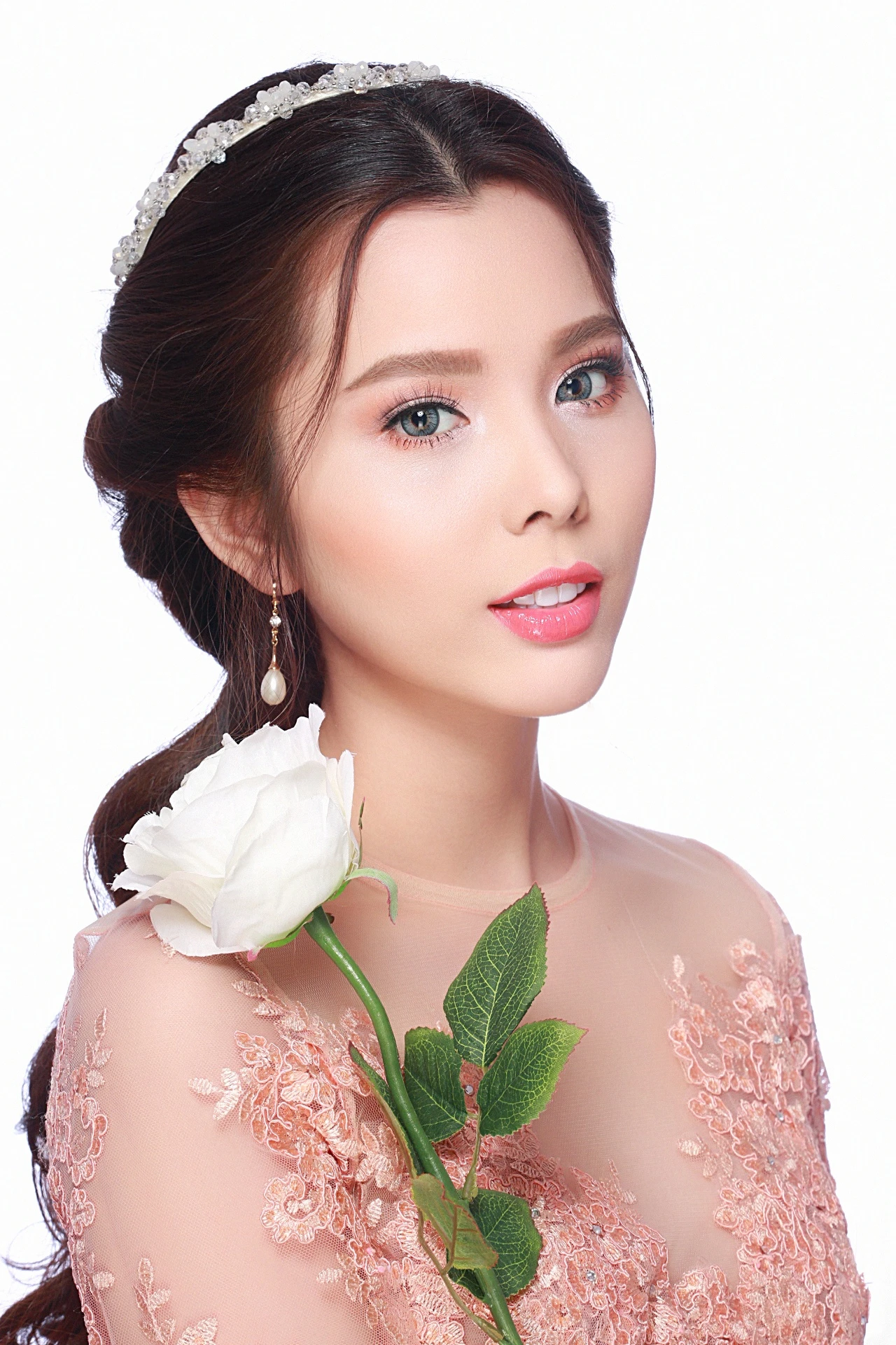 Hãy để vẻ đẹp rạng rỡ tự nhiên của bạn tự tỏa sáng với làn da căng mịn, hồng hào và đôi môi tròn mọng dưới bàn tay của chuyên gia trang điểm Khải Thiên.