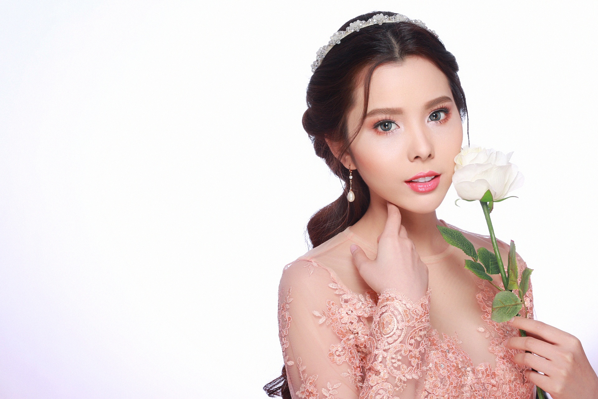 Điều quan trọng nhất giúp vẻ đẹp tự nhiên của cô dâu luôn rạng rỡ đó là đảm bảo làn da sạch, tẩy da chết đều đặn và thường xuyên dưỡng ẩm. Với làn da hoàn hảo ngay từ đầu, các chuyên gia mới có thể áp dụng cách trang điểm trong suốt cho cô dâu. Cuối cùng, cô dâu đừng quên chọn son màu nude hoặc son nhẹ nhàng để hoàn thiện thêm vẻ đẹp tinh khôi.