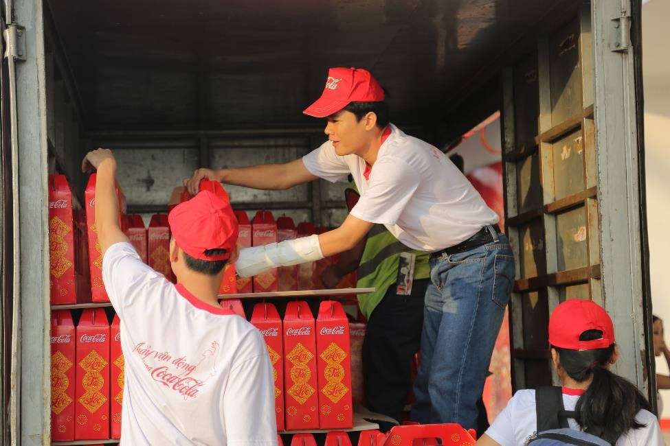 Các tình nguyện viên hăng hái chuyển quà Tết.