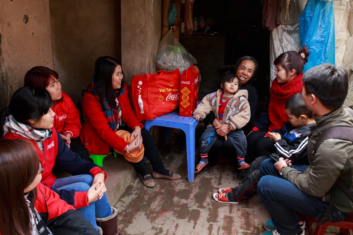 Tinh nguyen vien tre tang 4.000 phan qua Tet cho nguoi ngheo hinh anh