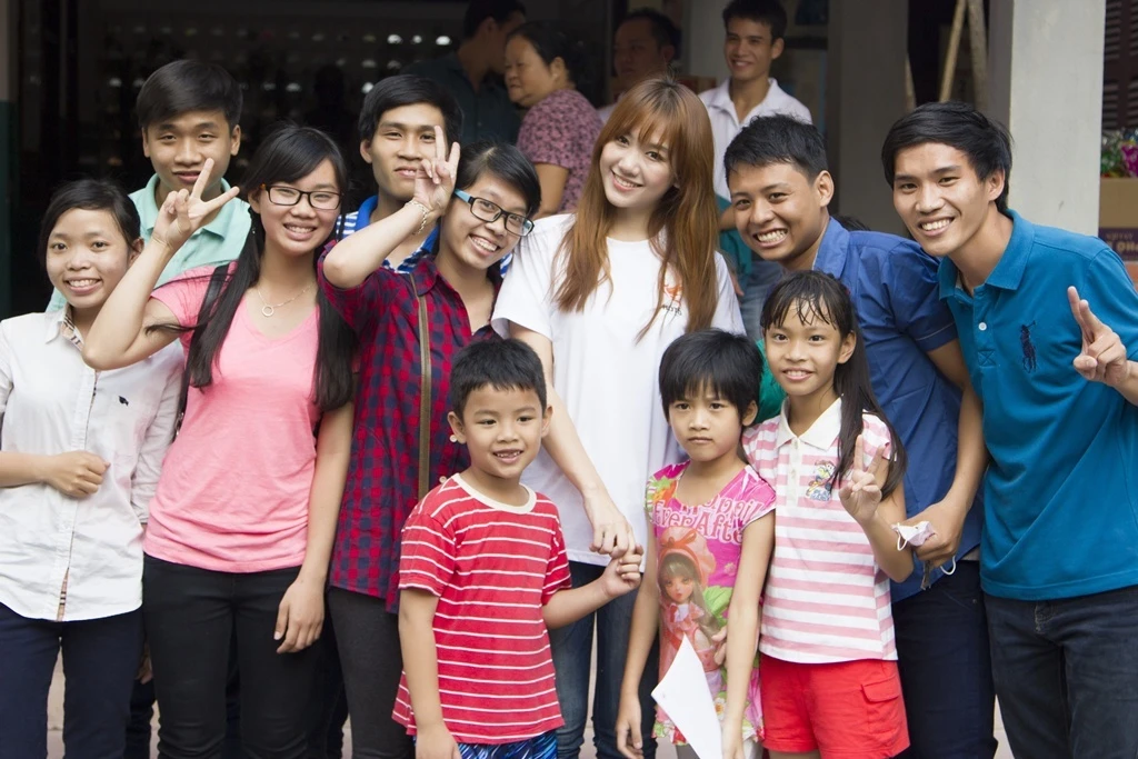 Buổi từ thiện HOT6 kết thúc trong sự vui vẻ, nhưng cũng đầy tiếc nuối của những người tham gia và các bé.