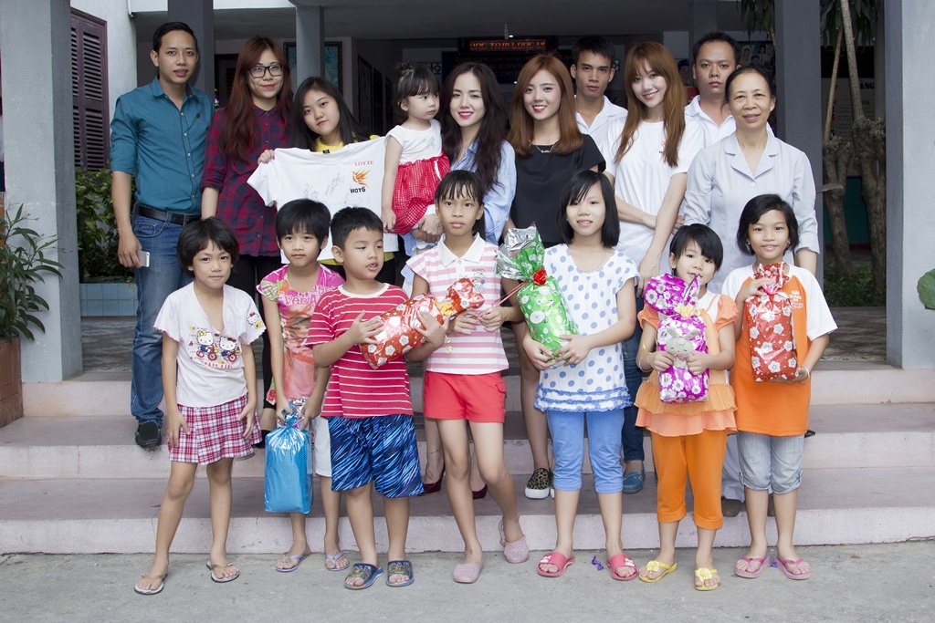 Với số tiền đấu giá chiếc áo có chữ kí của T-ara, ban tổ chức fan meeting T-ara và nhà tài trợ HOT6 đã gửi tặng vật phẩm thiết yếu và những món quà Tết đến tận tay các em tại Làng trẻ em SOS. Hi vọng phần những quà nhỏ này phần nào giúp đỡ được các em trong cuộc sống hàng ngày và mang đến một cái Tết đầy đủ, ấm cúng và ý nghĩa hơn.