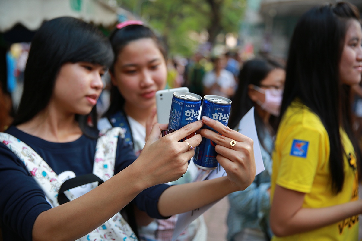 Đây là những lon HOT6 đầu tiên xuất hiện tại Việt Nam, và những bạn trẻ này đã có cơ hội trải nghiệm loại nước uống tăng lực nổi tiếng của Hàn Quốc, trước khi sản phẩm được phân phối chính thức tại các siêu thị, cửa hàng trên toàn quốc. 