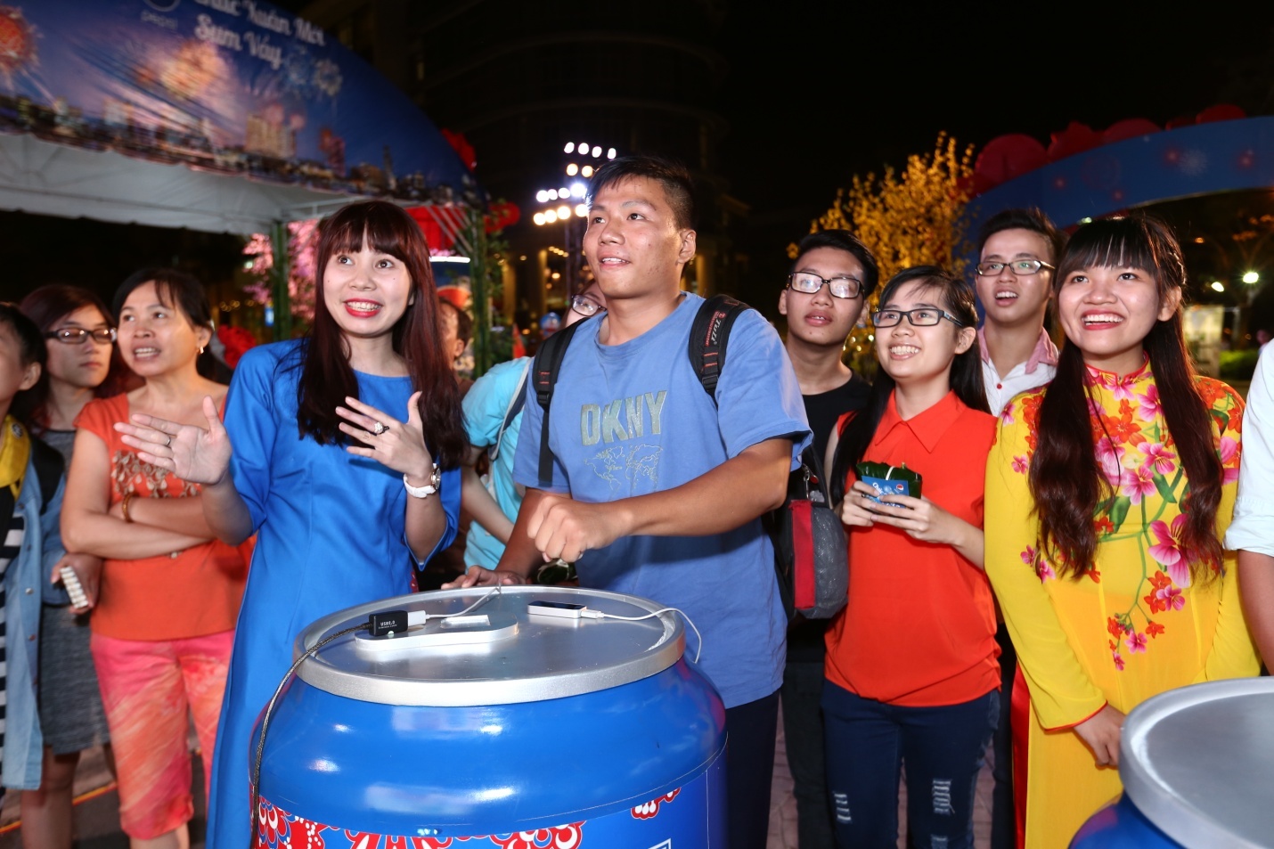 Rạng rỡ khi liên tục gói được nhiều bánh.