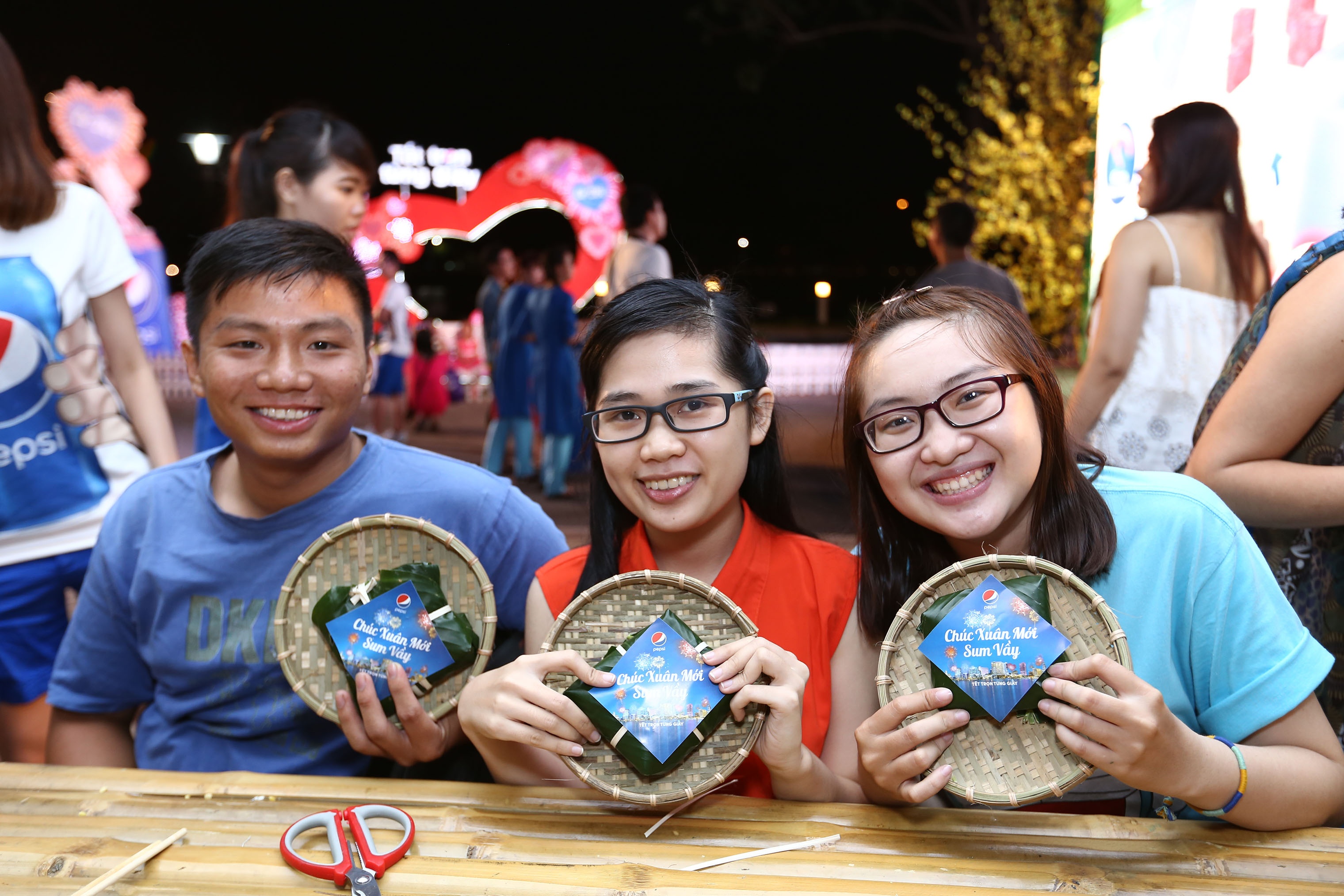 Càng phấn khởi hơn khi số bánh chưng gói được sẽ được quyên góp vào quỹ bánh chưng dành cho người nghèo ăn Tết.