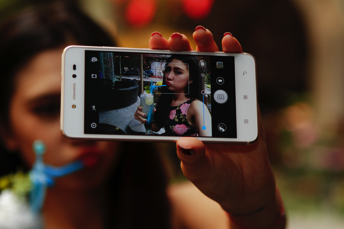 Bi kip chup anh selfie an tuong cho ban tre hinh anh