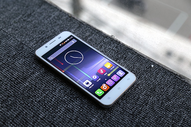 Thiết kế ấn tượng tạo cảm giác sang trọng ban đầu khi cầm máy.