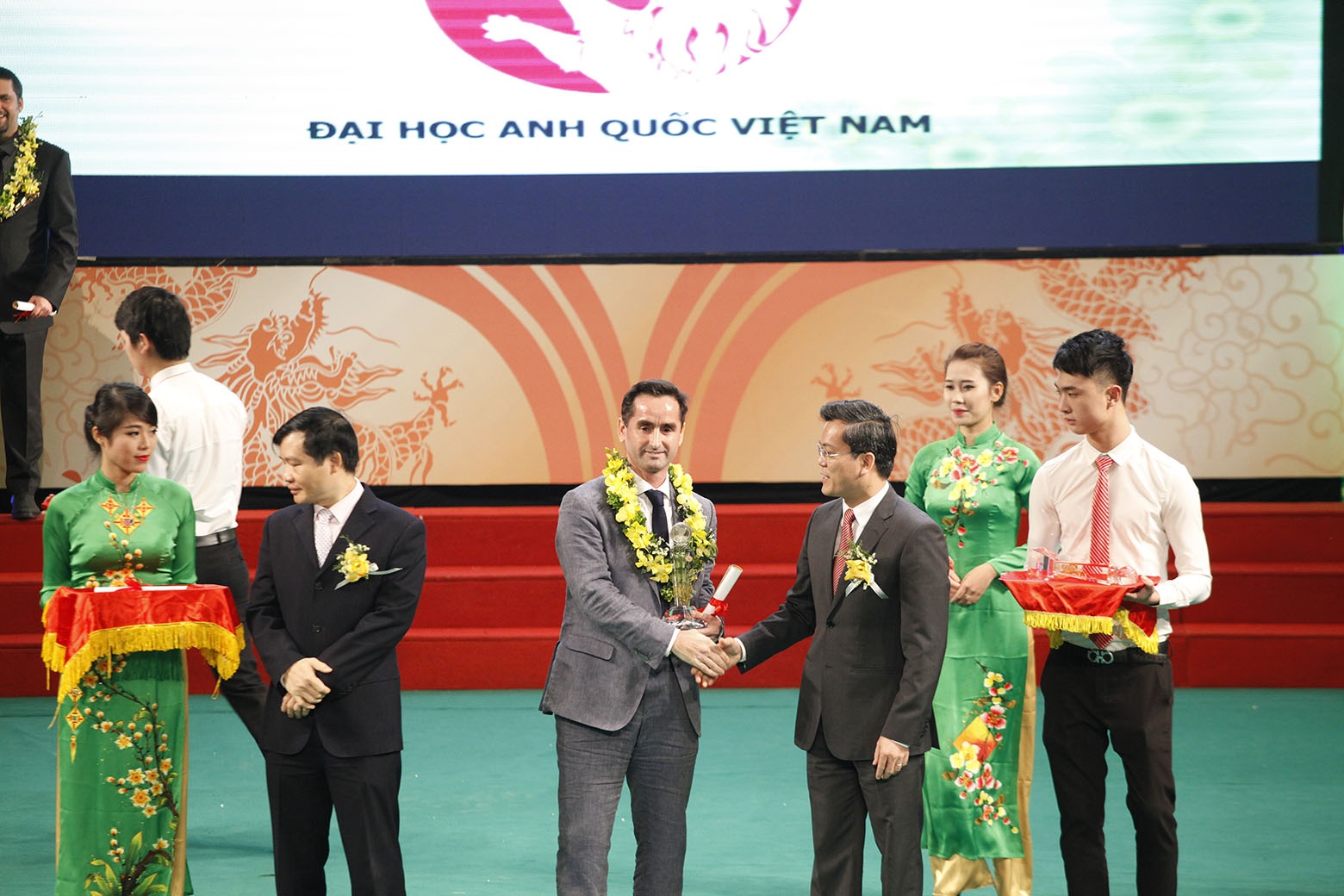 Phuong an dau tu thong minh bac dai hoc hinh anh