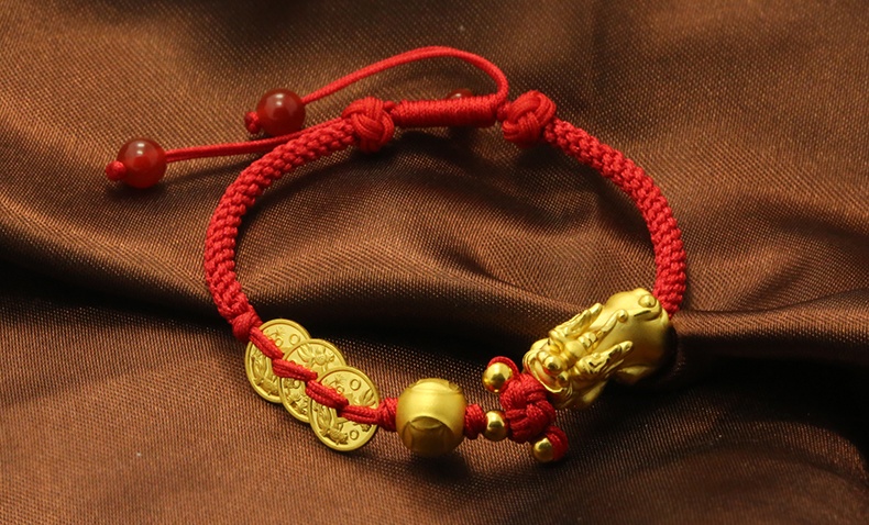 Tỳ hưu tết dây đỏ đồng tiền vàng: gìn giữ sinh sôi của cải, mang lại may mắn.
