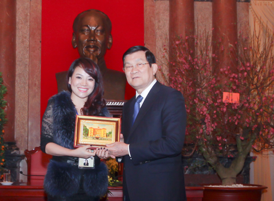Doanh nhan Luu Bich Nguyet nhan bang khen tu Chu tich nuoc hinh anh