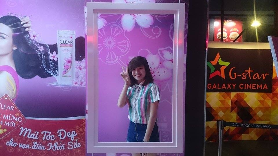 Các bạn nữ vui thích với các booth Clear Sakura Challenge tại các cụp rạp Galaxy