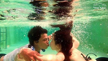 Hang trieu cap doi cung nhau ‘hon dung chat rieng’ hinh anh