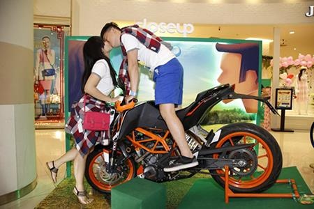 Các cặp đôi tham gia chụp hình với bối cảnh lãng mạn khác nhau.