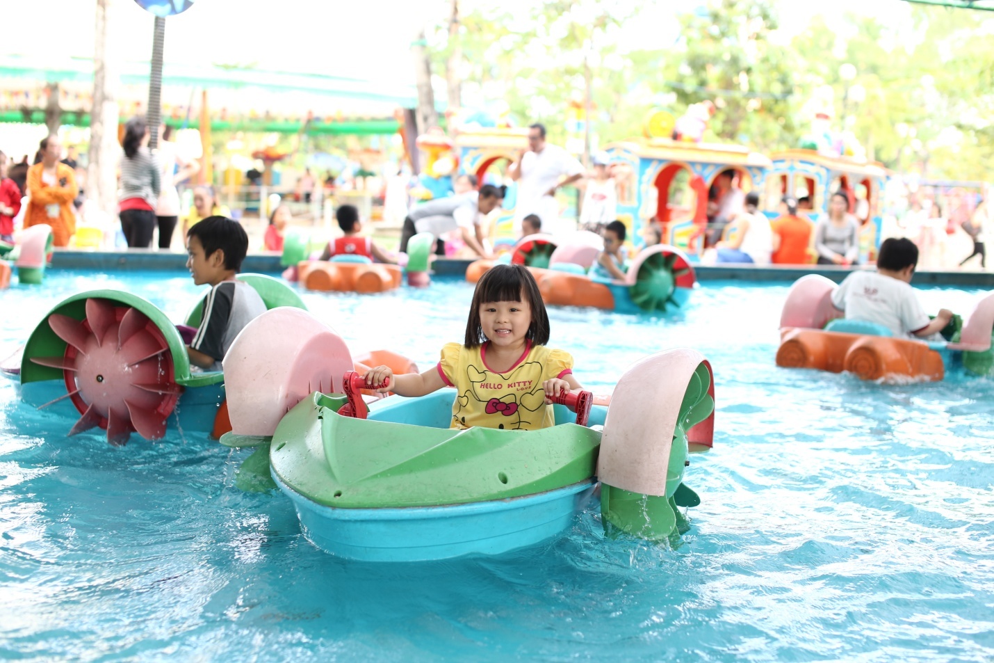 Các trò chơi như hồ thuyền chèo, máy bay, xe lửa cổ tích... đều có tại khu vực giải trí dành cho trẻ em.