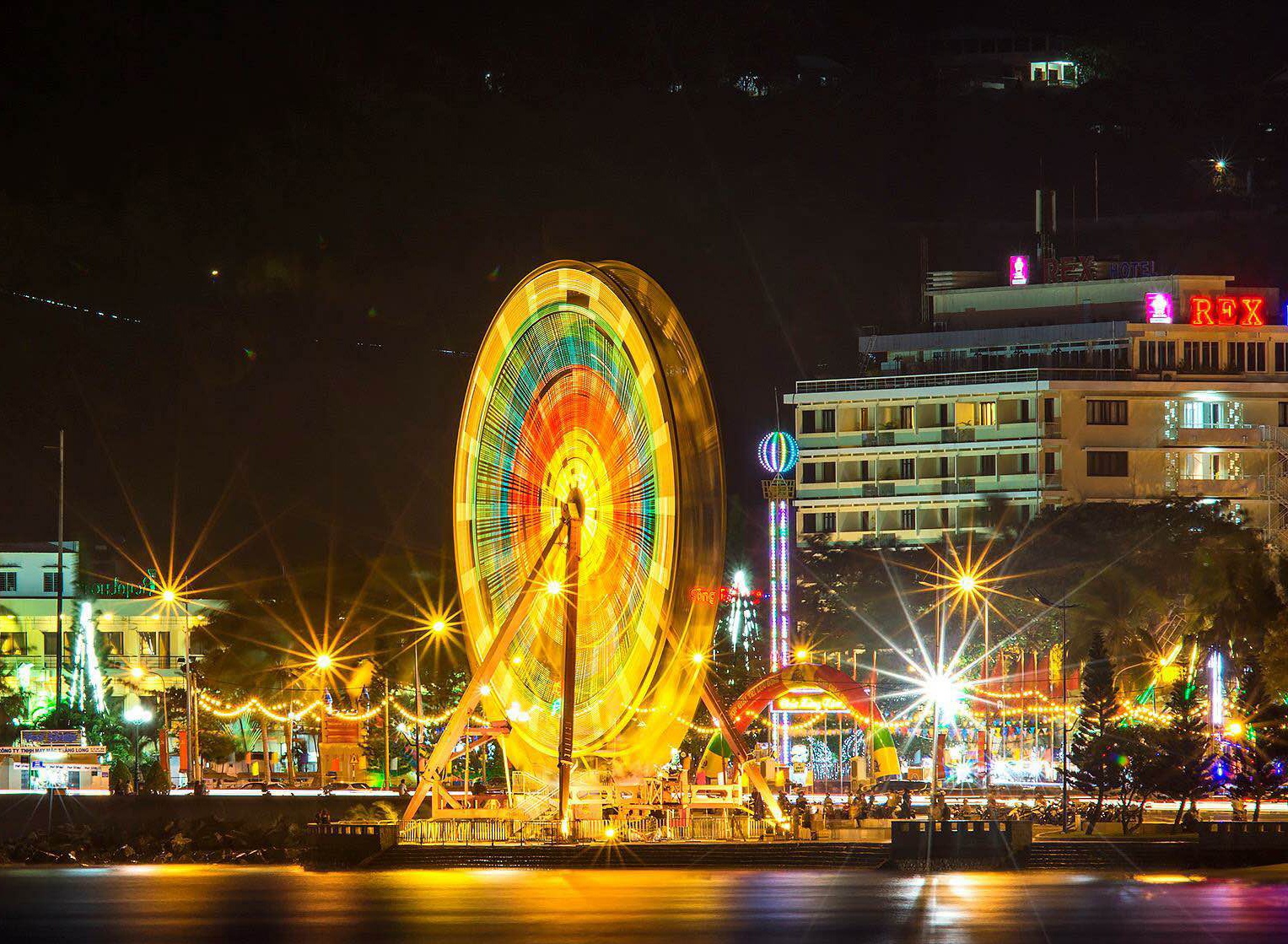 Toàn cảnh Tổ hợp giải trí lưu động Max Carnival về đêm lung linh sắc màu.