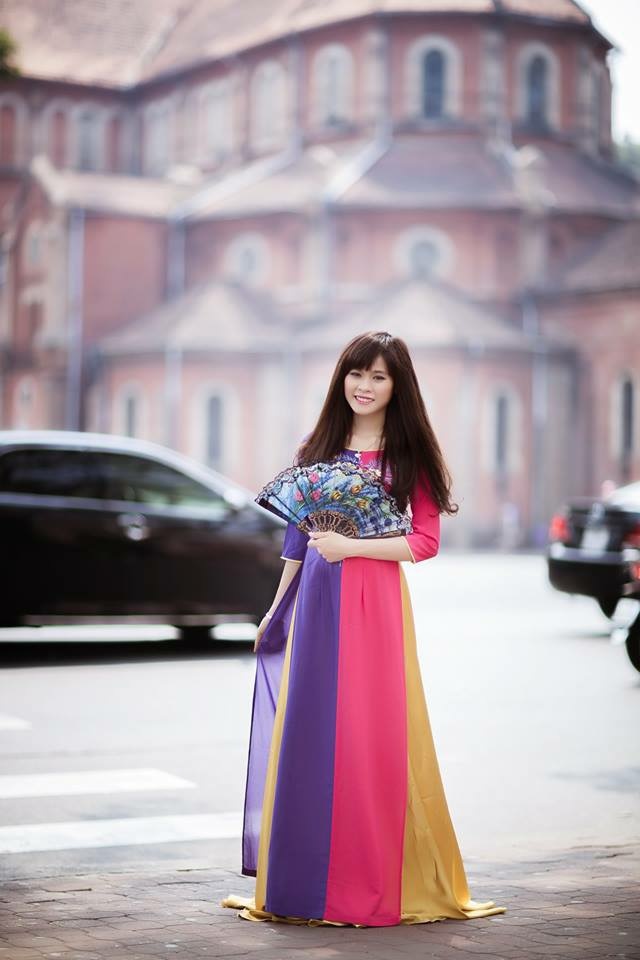 Sinh viên Việt Giao khỏe khoắn, trẻ trung nhưng cũng không kém phần duyên dáng khi diện áo dài cách tân.