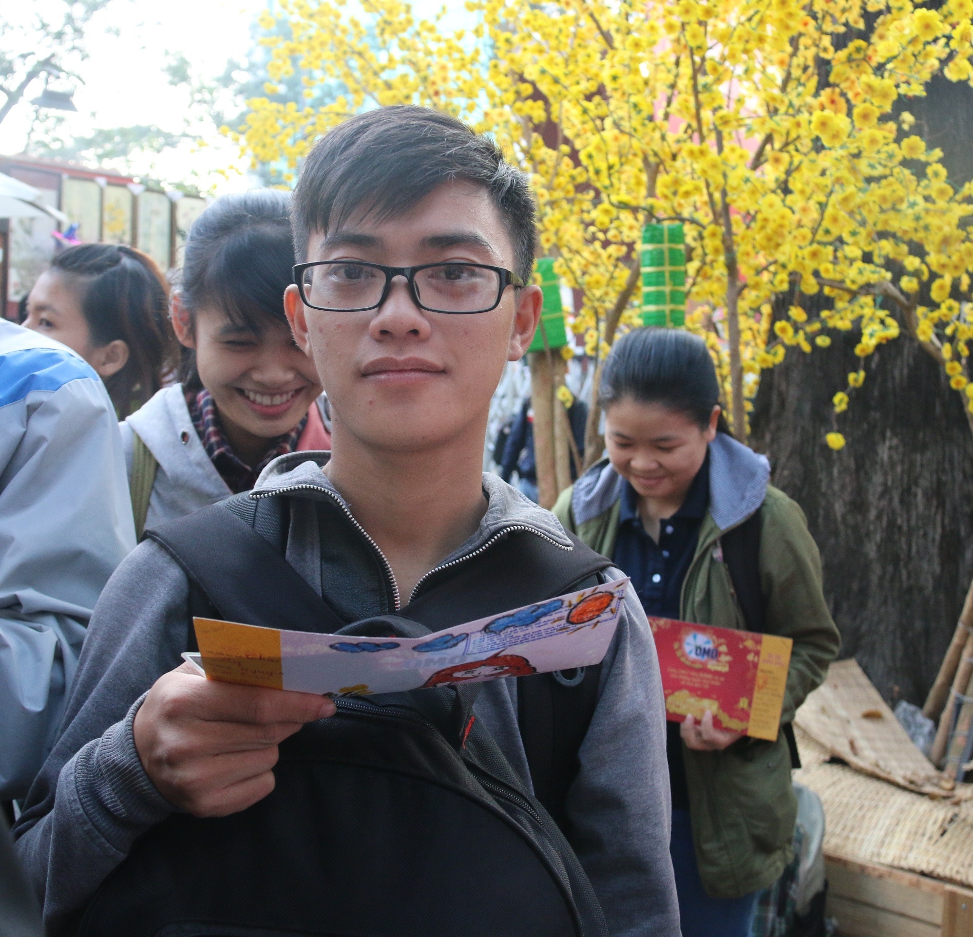 Nguyễn Duy Phước hạnh phúc khoe tấm vé đoàn viên.