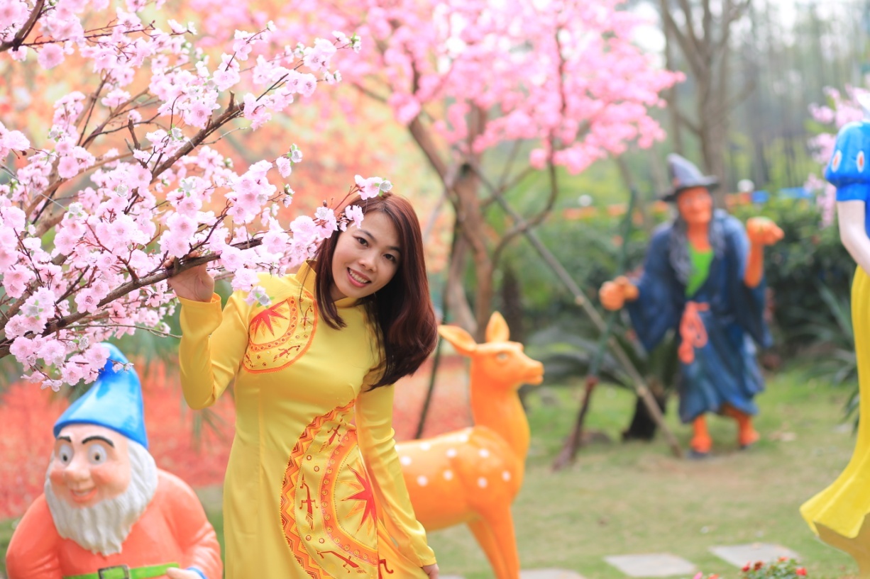 Chào Tết Ất Mùi, Thiên đường Bảo Sơn đã đầu tư lớn trang trí khu vườn thượng uyển ngập tràn sắc xuân với bạt ngàn hoa anh đào, rừng phong lá đỏ, cổng hoa hồng leo khoe sắc, các cụm cảnh mùa xuân như chòi hoa, khung hoa hình trái tim,… 