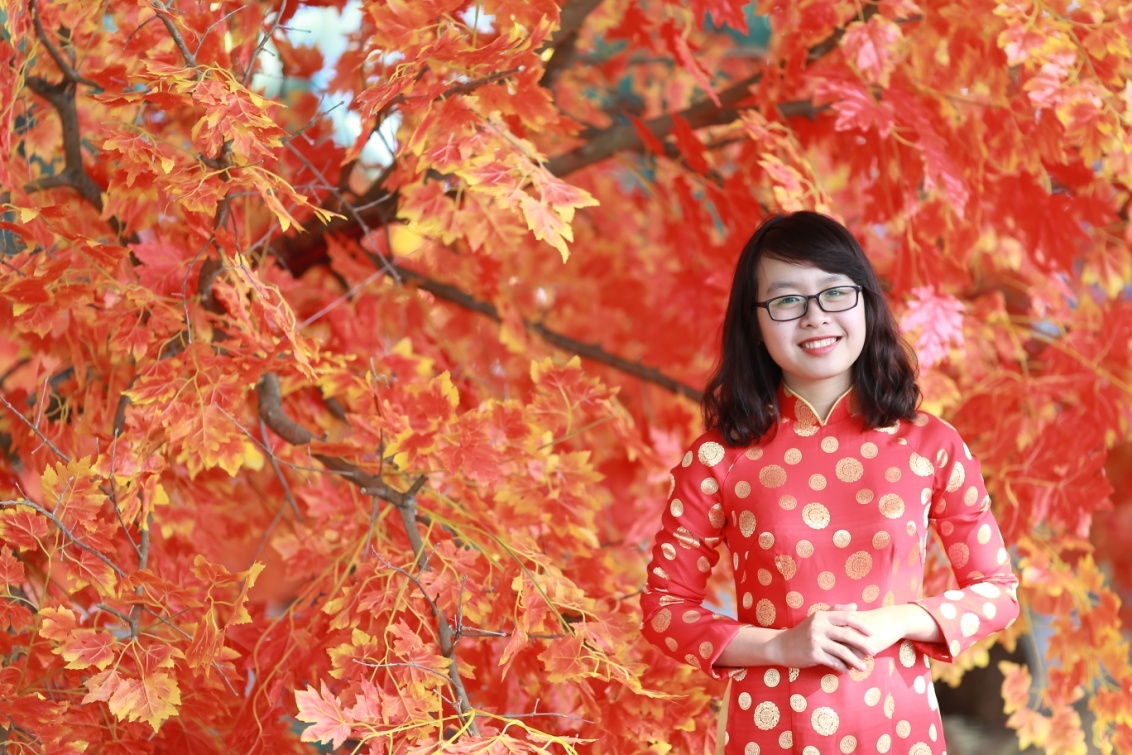 Bạn sẽ có cảm giác như đang lạc vào một khu rừng với tạo hình hàng chục cây phong lá đỏ. 