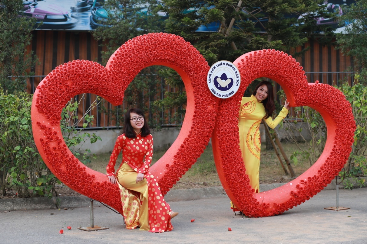 Nhiều bạn trẻ rất hào hứng với tạo hình hai trái tim đan vào nhau.