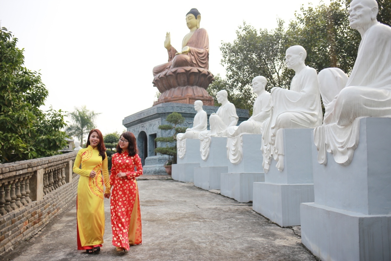 Khu tâm linh trong toát lên vẻ tôn nghiêm, thanh tịnh, cho bạn cảm giác thư thái trong tâm hồn khi nhìn ngắm tượng Phật Thích Ca Mâu Ni làm bằng gang và hai bên là tượng 12 vị La Hán. 