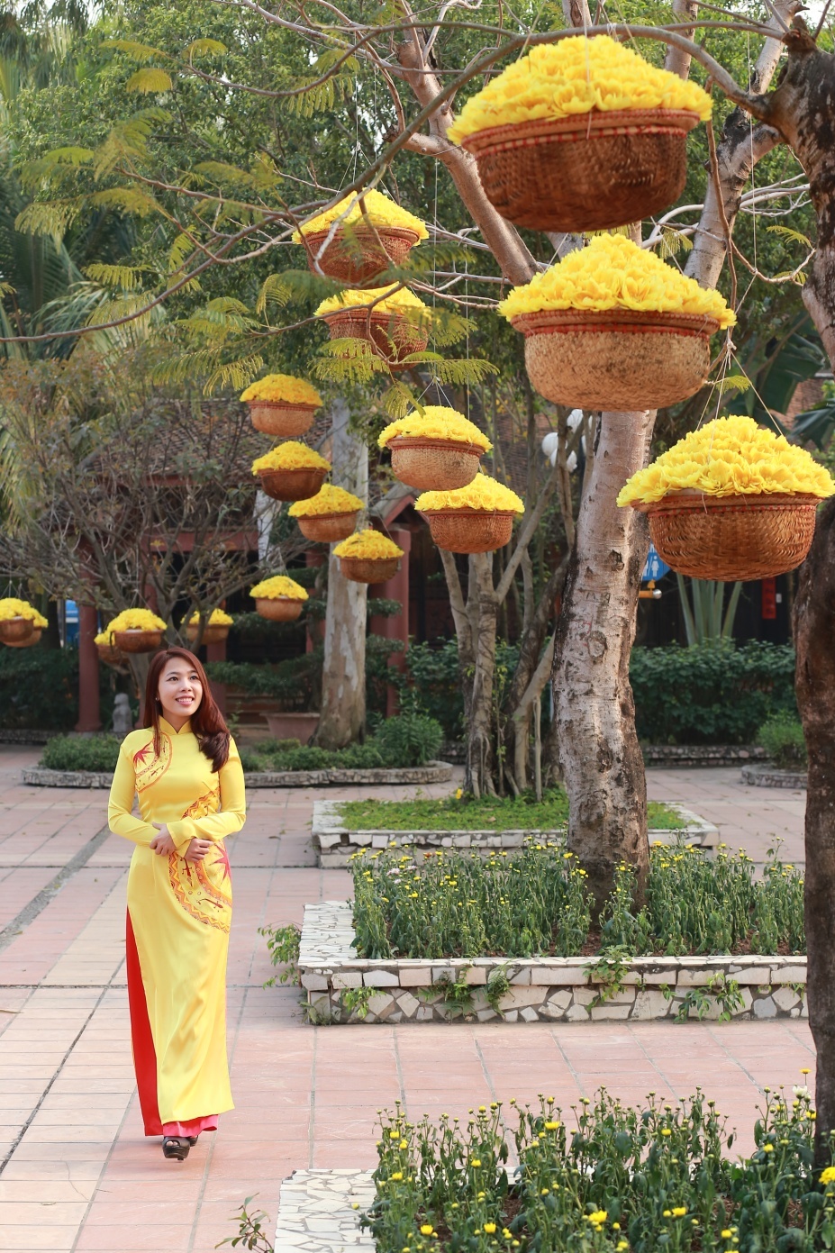 Dạo chơi trong khu làng nghề ngập tràn mùa xuân với rực rỡ sắc hoa 