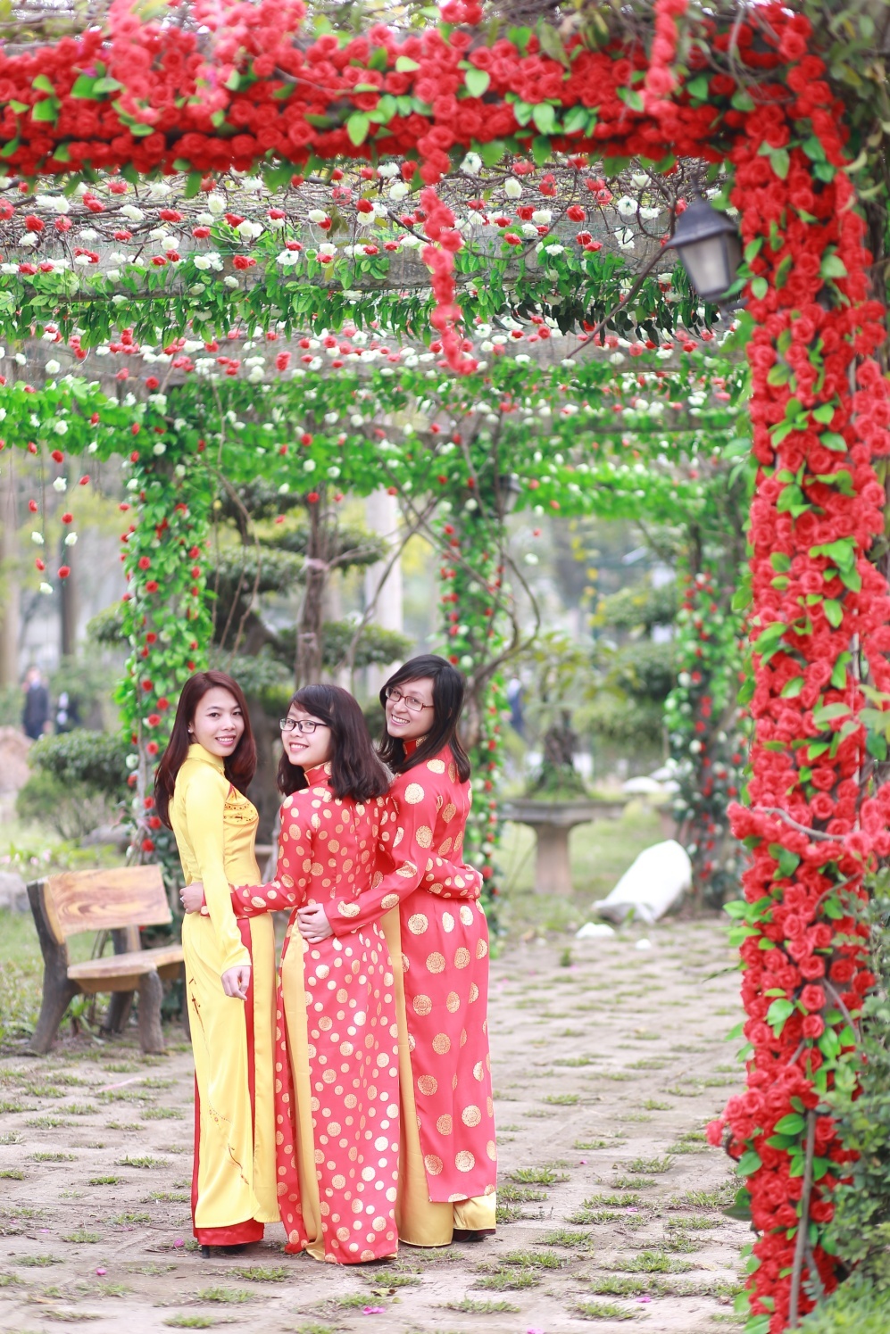 Dàn hoa hồng leo đầy màu sắc là một địa điểm lý tưởng cho các bạn trẻ chụp ảnh hoặc những cặp đôi tổ chức tiệc cưới ngoài trời.