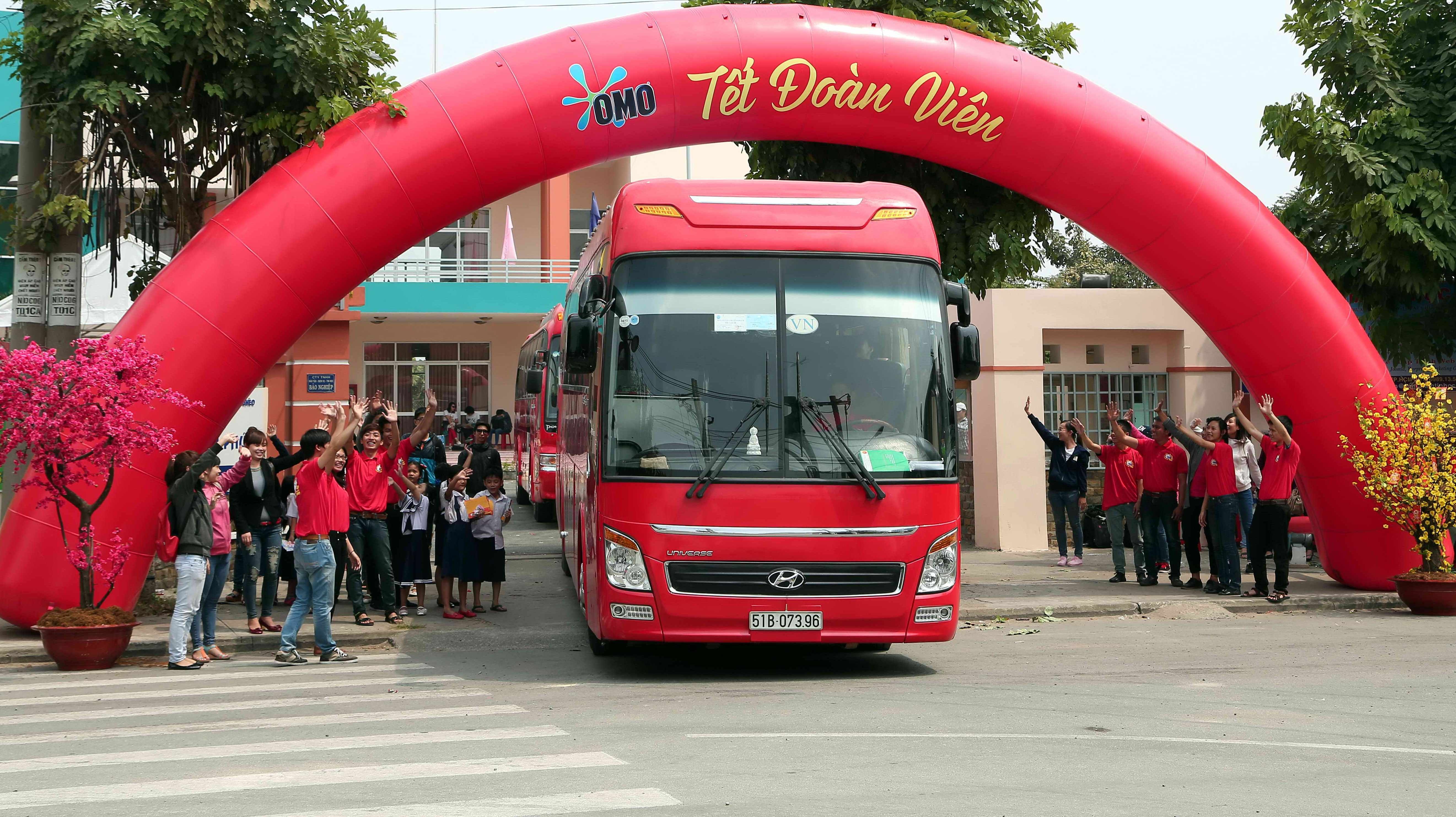 117 chuyen xe dua 5.000 nguoi doan vien don Tet hinh anh