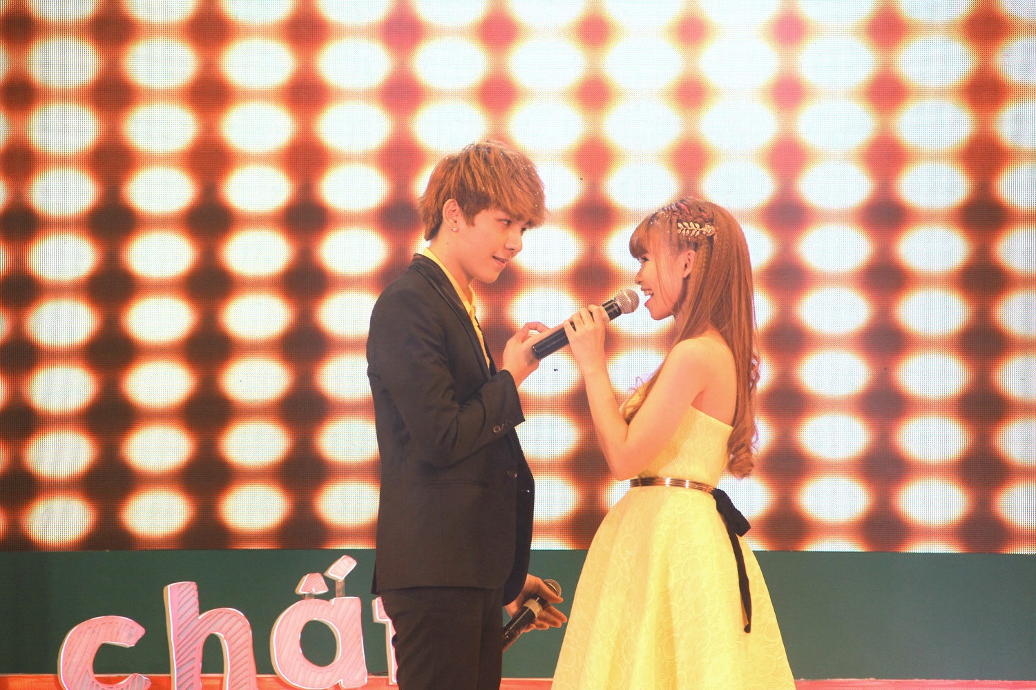 Đại diện cho chất lãng mạn “thích là nhích”, Khởi My đóng vai là cô gái bị sét đánh với Kelvin ngay lần đầu gặp mặt và chủ động cưa anh chàng.