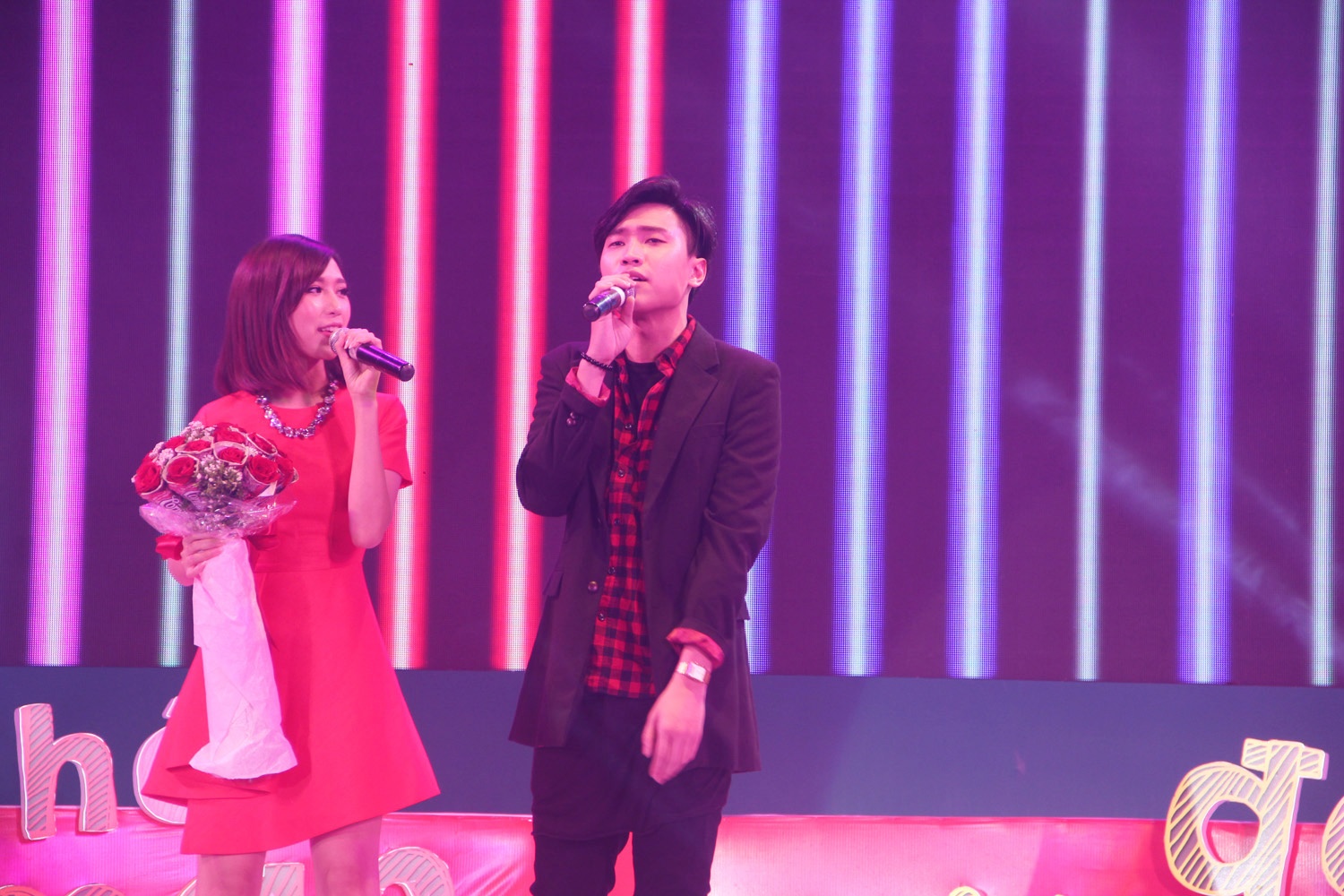 Xuất hiện bất ngờ từ hộp quà khổng lồ, Nhật Minh đã gây bất ngờ cho nửa kia là Min St.319. Cặp đôi đại diện cho chất lãng mạn “yêu nảy chiêu” với những sáng tạo bất tận trong tình yêu.