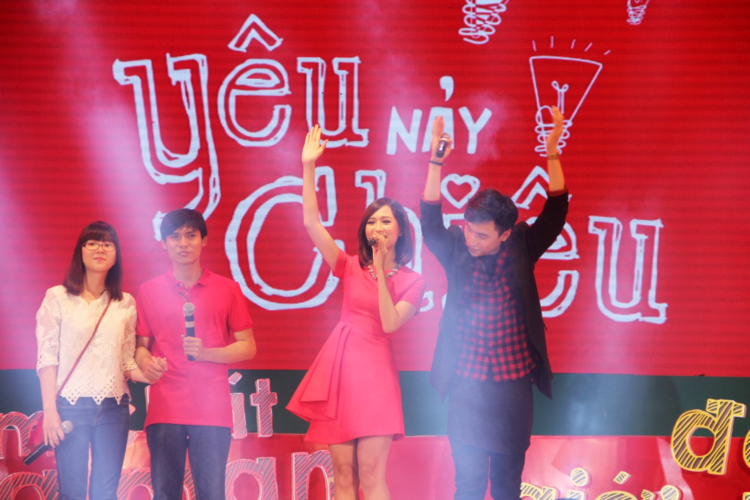 Min và Nhật Minh cùng khuyến khích các bạn trẻ thể hiện sự lãng mạn theo những cách độc đáo riêng. Cùng xuất hiện trên sâu khấu là cặp đôi Đỗ Bửu Khiêm và Lê Thị Thúy Ngân. Vì Thúy Ngân đã biết hết các tài lẻ của Bửu Khiêm như chơi violin, chụp ảnh… nên anh bạn đã học vẽ tranh cát để thể hiện sự lãng mạn với người yêu trong dịp Valentine.