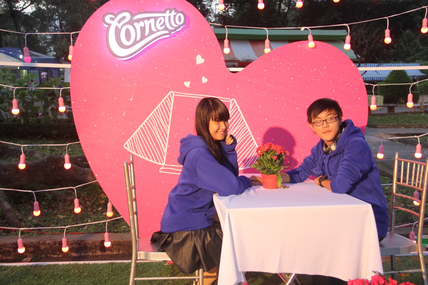 Bên cạnh các phần trình diễn hấp dẫn trên sân khấu chính, khu vực booth dành riêng cho 4 chất lãng mạn cũng thu hút nhiều cặp đôi. Các cặp đôi “sến tới bến” lưu lại những khoảnh khắc lãng mạn bên nhau.