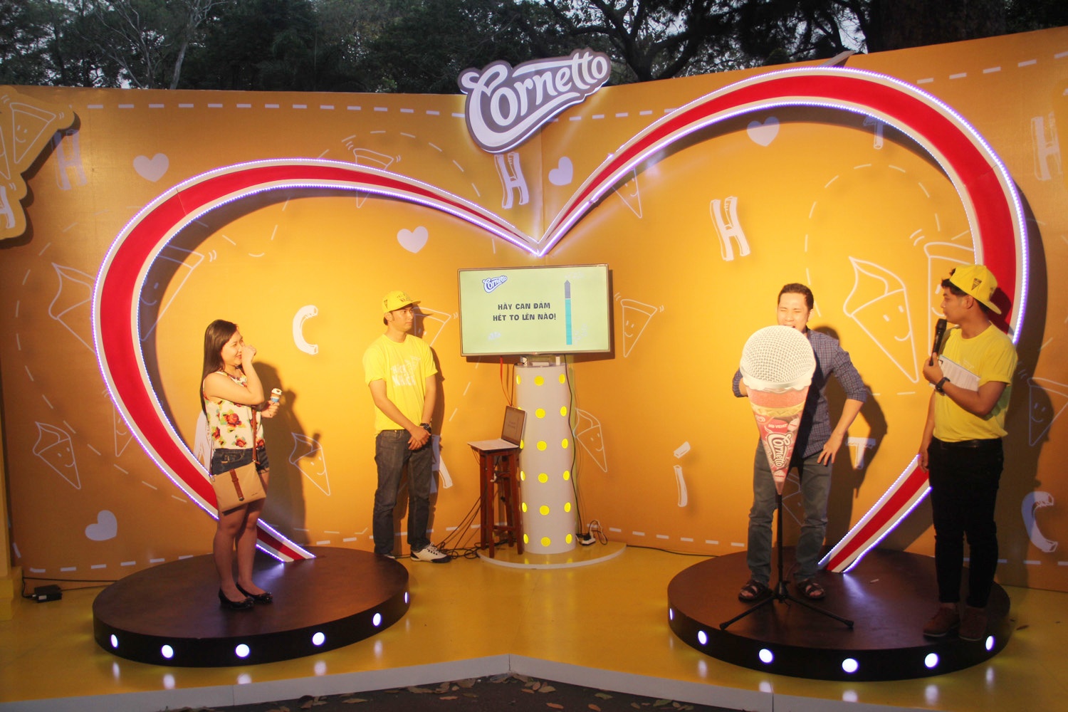 Các cặp đôi “thích là nhích” không ngần ngại hét to lời tỏ tình vào chiếc máy thử độ yêu để nhận nhiều phần quà hấp dẫn.