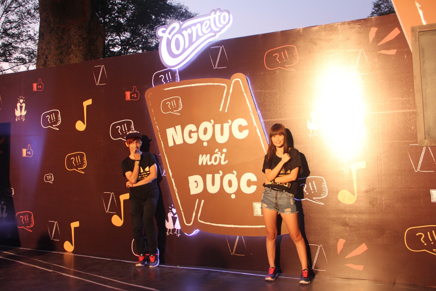 Cặp đôi “ngược mới được” cùng trả lời các câu hỏi trắc nghiệm để khám phá tính cách và sở thích trái ngược.