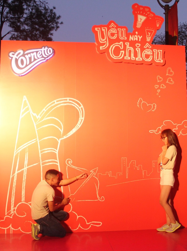 Cặp đôi “yêu nảy chiêu” trổ tài tạo dáng sáng tạo tại khu vực booth dành riêng cho chất lãng mạn này tại Cornetto Valentine 2015. 