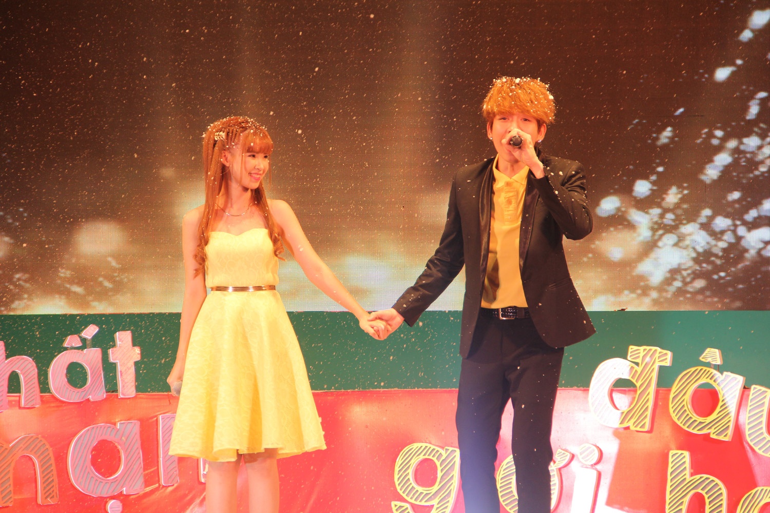 Kelvin Khánh “đổ” ngay lập tức và cặp đôi cùng song ca bài hát Khe khẽ lời yêu.