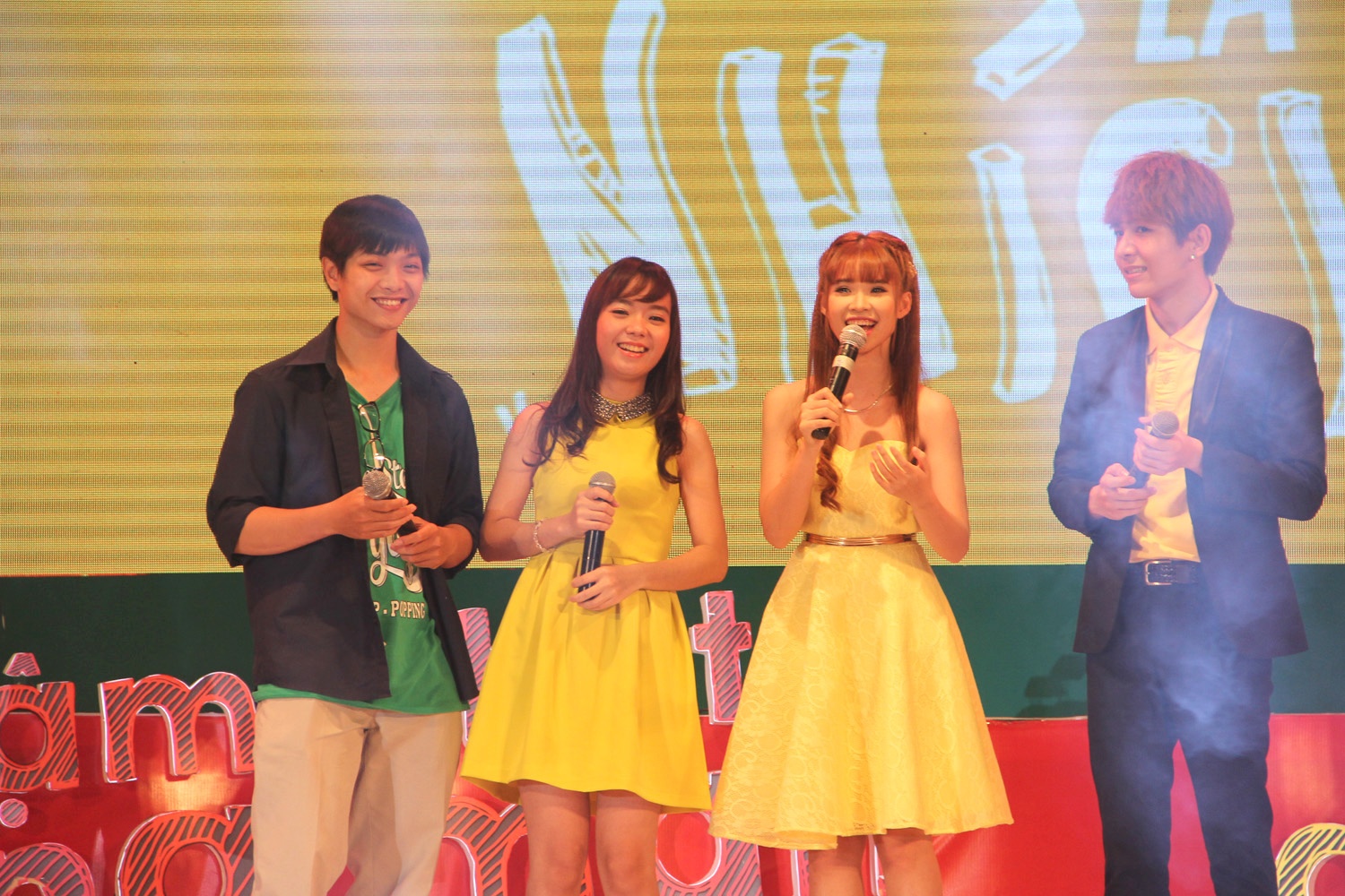 Khởi My và Kelvin Khánh truyền cảm hứng cho các cặp đôi sẵn sàng “thích là nhích” trong ngày lễ Tình yêu. Bạn Nguyễn Trần Việt Trinh, sinh viên Đại học Kinh tế đã dành 2 tuần để tập hát và nhảy bài Tình yêu màu nắng tặng cho bạn trai là Nguyễn Đức Tài, sinh viên Đại học FPT. Quá xúc động, Đức Tài không biết nói gì hơn là dành tặng một nụ hôn cho nửa kia của mình ngay trên sân khấu.