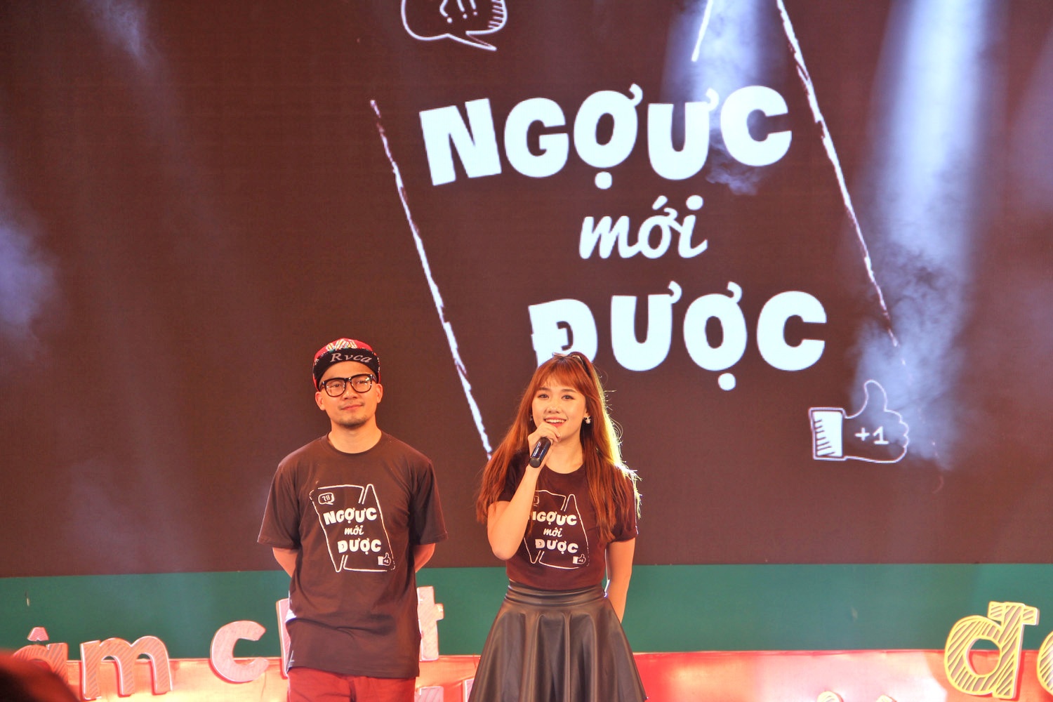 Đại diện cho chất lãng mạn “ngược mới được”, Hari Won và Tiến Đạt hài hước “nói kháy” nhau ngay trên sân khấu.