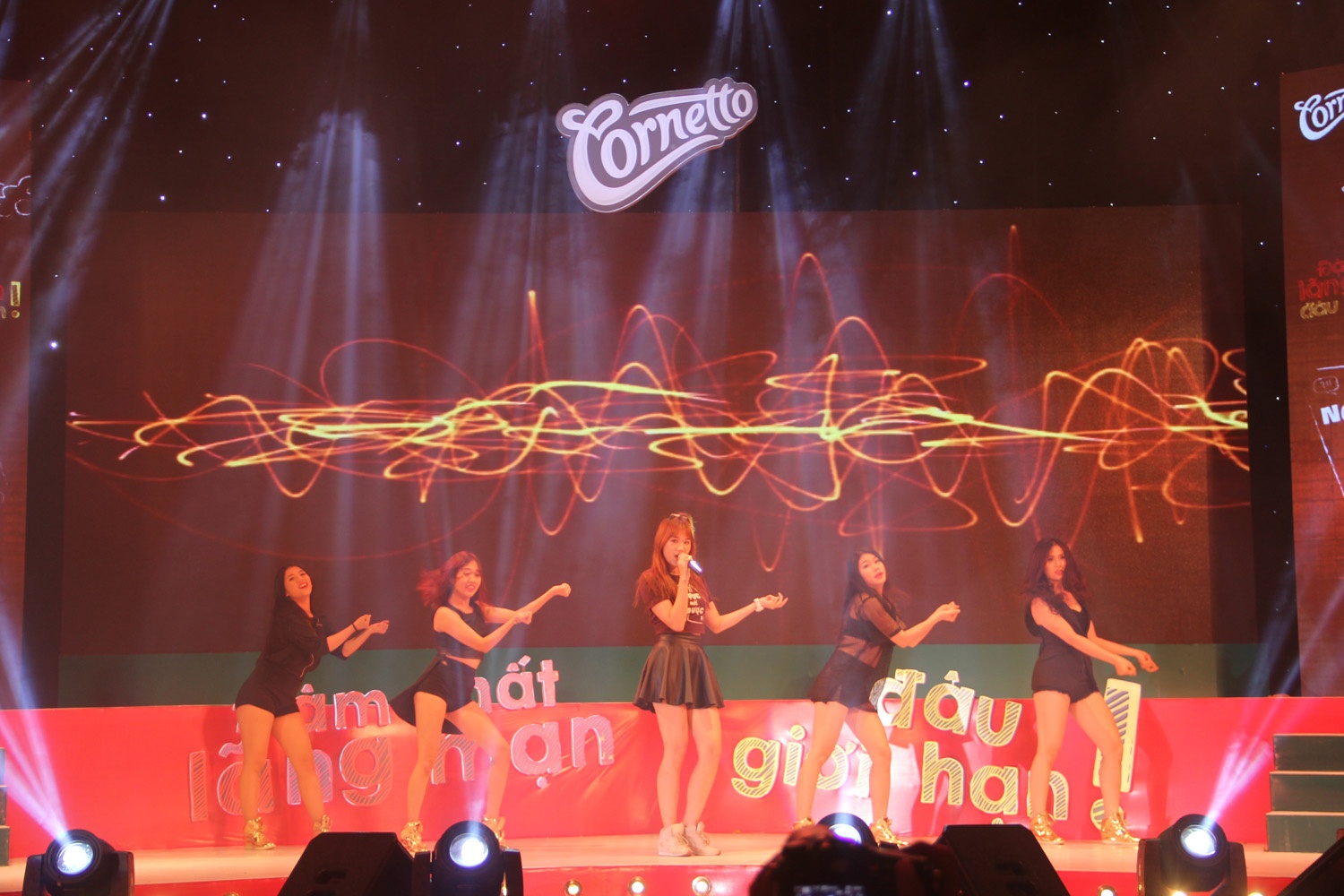 Hari Won lại dành tặng Tiến Đạt ca khúc Hương đêm bay xa. Chàng rapper cũng đáp trả với Ơi người đẹp - ca khúc được sáng tác dành riêng cho Hari.