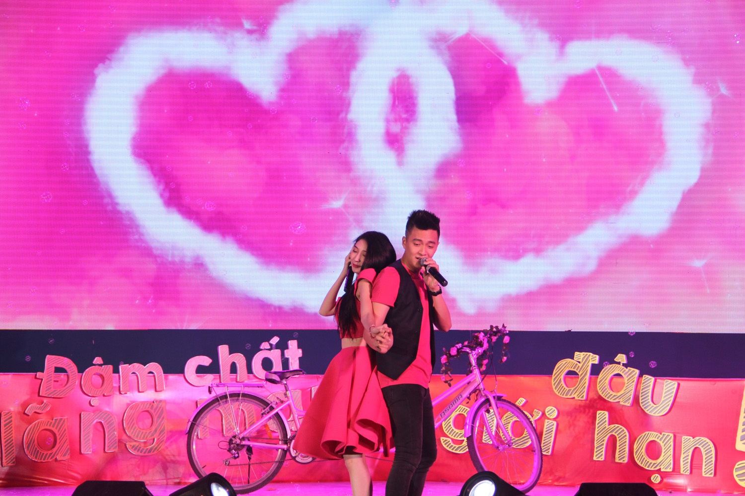 Thể hiện chất lãng mạn truyền thống “sến tới bến”, Khổng Tú Quỳnh và Ngô Kiến Huy xuất hiện với bộ trang phục màu hồng, chở nhau trên chiếc xe đạp đôi tiến vào sân khấu.