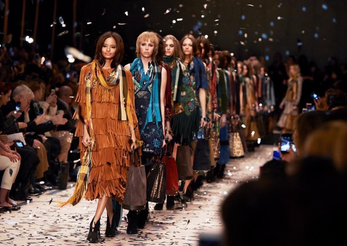 Burberry gioi thieu BST Prosum thu dong 2015 cho nu hinh anh