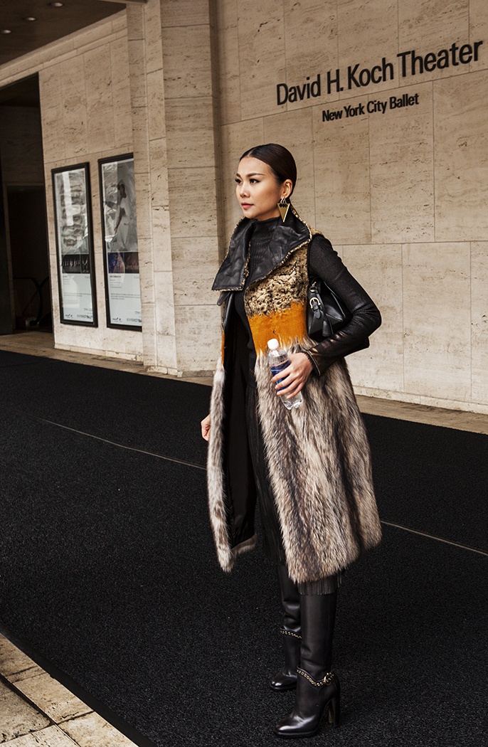  Cô chọn cho mình một chiếc áo khoác lông thú cùng áo cổ lọ ấm áp bên trong. Đôi bốt cao cổ ấn tượng với chi tiết kim loại giúp bộ trang phục thêm phần hiện đại, cá tính.