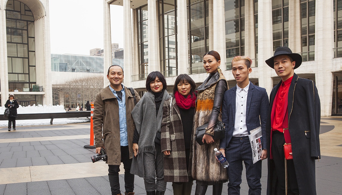 Cùng tham dự New York Fashion Week với Thanh Hằng còn có anh Nguyễn Quốc Hiệp - quán quân Aquafina Pure Fashion 2014, chị Xuân Mai và chị Hương Color - 2 trong số BGK của cuộc thi, anh Lê Minh Ngọc - đại diện F Fashion.